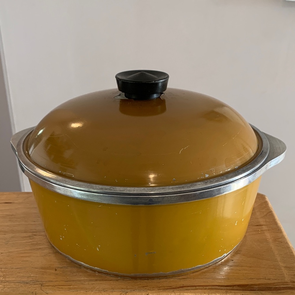 Harvest Gold Cast Dutch Oven